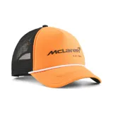 Gorra tipo trucker con frente naranja, visera curva y paneles traseros de malla negra. Presenta el logo de McLaren Racing bordado en el frente y un detalle de cordón blanco sobre la visera.