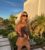 Sobrecamisa color chocolate con detalles en cuero color camel en espalda y frente. Corte recto y mangas largas.