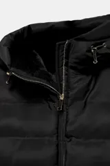 Anorak acolchado de color verde oscuro, resistente al agua y al viento. Cuenta con capucha ajustable, cierre frontal con cremallera, bolsillos laterales con cierre y cinturón elástico integrado en la cintura. El interior está forrado con un tejido efecto pelo para mayor aislamiento térmico.