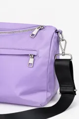 Bandolera de material sintético brillante en color azul, con cierre principal superior y bolsillo frontal con cierre. Incluye correa ajustable de cinta negra con herrajes metálicos.