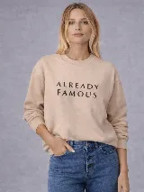 Buzo de cuello redondo y calce relajado, confeccionado en algodón. Presenta una estampa frontal con la frase 'ALREADY FAMOUS' en color negro.