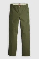 Pantalón cargo de corte recto en color verde oliva, con bolsillos laterales tipo cargo y cierre frontal con botón y cremallera.