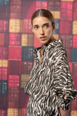 Camisa con estampado de cebra, de corte clásico y mangas largas.