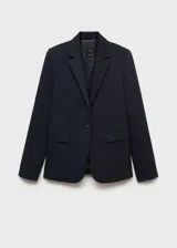 Chaqueta entallada azul marino con cuello de solapa, cierre frontal de un botón, bolsillos de ribete delanteros y manga larga.