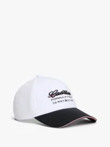 Gorra de béisbol de seis paneles confeccionada en algodón, con visera en contraste color negro y detalle de ribete tricolor. Presenta bordado frontal con el logo de Cadillac en fuente script, seguido de la inscripción Formula 1 Team y el logo de Tommy Hilfiger.