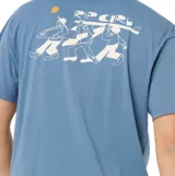 Remera de manga corta color azul, con cuello redondo y estampa pequeña en el pecho con diseño artístico de personajes.