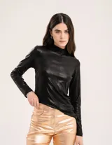 Polera dorada de cuello alto y manga larga, confeccionada en tejido elastizado con terminación metalizada.