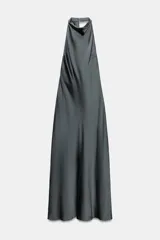 Vestido largo satinado color gris oscuro, con cuello halter, hombros descubiertos y cierre en la espalda con cremallera oculta.