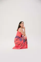 Vestido largo color coral con estampado de hojas en tonos violeta y marrón.