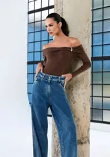 Jeans de mujer tiro alto, confeccionado en denim azul, de corte holgado tipo jogger con puños fruncidos en los tobillos.