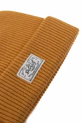 Gorro de lana mostaza con etiqueta bordada de la marca Denali.