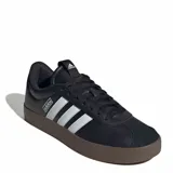 Championes Adidas modelo VL Court 3.0, con diseño de inspiración skater. Presentan una parte superior de cuero revestido en color negro, con las icónicas tres bandas laterales en color blanco y una suela vulcanizada de caucho en tono marrón oscuro.