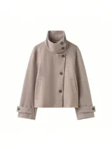 Chaqueta gris de paño con cuello alto y cierre frontal cruzado de doble botonadura.