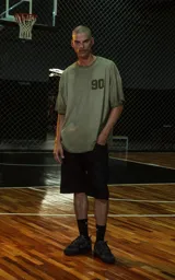 Remera de manga corta, cuello redondo y calce oversize, color verde militar con efecto batik artesanal. Presenta un parche o estampado en el pecho con el número "90".