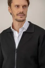 Overshirt de punto color azul marino, con cuello tipo polo, cierre frontal completo y dos bolsillos frontales tipo parche.