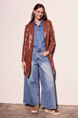 Trench marrón de cuero vegano, corte al cuerpo y largo hasta la rodilla.