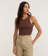 Top cropped sin mangas, color marrón oscuro, de corte ajustado al cuerpo y cuello redondo. Presenta textura acanalada.