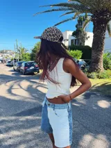 Short de jean de tiro alto con diseño color block, una pierna en denim azul y la otra en denim blanco.