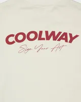 Camiseta color crema de algodón con cuello redondo y mangas cortas. Presenta un estampado pequeño con el logo de la marca en el frente.