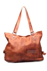 Cartera tipo shopper de cuero color marrón tostado, con doble asa de hombro, costuras decorativas centrales, detalles de tiras laterales con hebilla y un parche de cuero con logo grabado en la parte frontal.