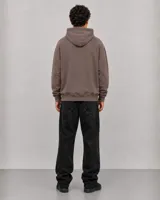 Canguro con capucha y cordones ajustables, color marrón con efecto lavado. Presenta un bolsillo frontal tipo canguro y el logo de la marca Osten estampado en el centro del pecho.