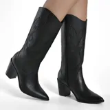 Bota texana de caña media confeccionada en cuero negro, con diseño de costuras decorativas en el frente, taco cuadrado y punta fina.