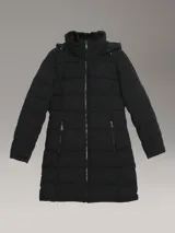 Campera Calvin Klein tipo walker acolchada y de acabado mate color negro, con diseño largo, mangas largas, cierre frontal con cremallera y bolsillos laterales con cierre. Incluye capucha con forro de sherpa interior.