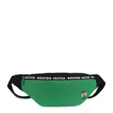 Riñonera de diseño deportivo con cuerpo en color verde y detalles en negro. Presenta una cinta superior con la inscripción repetida 'BOSTON CELTICS' en blanco y el logo oficial del equipo en la parte inferior derecha. Cuenta con cierre frontal y correa ajustable.