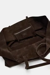 Bolso tipo maxi shopper de piel serraje en color marrón, con doble asa de hombro y bolsillo interior con cremallera.