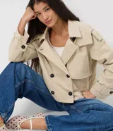 Pantalón de jean premium de tiro medio con corte wide leg, de color azul, con pretina con pasacintos y bolsillos funcionales.