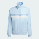 Campera deportiva Adidas color celeste claro, con cuello alto, cierre frontal y franjas horizontales en el pecho en tonos blancos y celestes. Cuenta con bolsillos laterales y las clásicas tres tiras de la marca en las mangas.