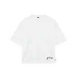 Remera blanca de corte oversize con estampado en tipografía cursiva negra en la espalda.