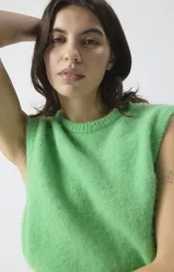 Chaleco de punto sin mangas, con cuello redondo y corte holgado. Confeccionado en tejido mullido de textura suave y compacta.