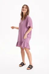Vestido corto negro de viscosa, con escote en V, mangas cortas y volado en el ruedo.
