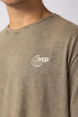 Remera de algodón con efecto lavado ácido en color gris, de corte holgado y manga corta. Presenta estampados gráficos minimalistas en el pecho y cuello redondo acanalado.