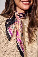 Bandana de poliéster con estampado paisley en tonos violeta, negro y blanco con detalles florales en rojo y verde.