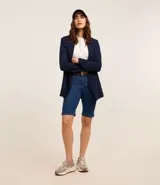 Bermuda femenina confeccionada en jeans, modelo new ciclista, con trabillas en la cintura, bolsillos y cierre delantero con botón y cremallera.