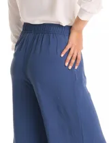 Pantalón palazzo de crepe, corte wide leg, con tiro alto, pinzas frontales y bolsillos funcionales. Presenta pretina lisa en la parte delantera y elástica en la parte posterior.