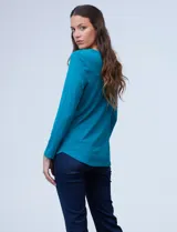Remera negra de modal con cuello a la base y mangas largas.