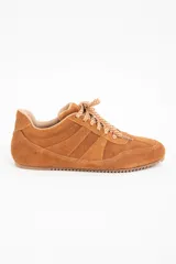 Zapatilla de perfil bajo confeccionada en gamuza color camel, con cordones jaspeados en tonos tierra y suela de goma dentada.