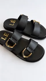 Sandalias de horma anatómica color marrón, confeccionadas en cuero texturado, con dos tiras anchas ajustables mediante hebillas metálicas doradas.
