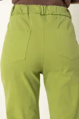 Pantalón de corte recto y tiro alto, color fucsia, con cintura elástica en la parte posterior, bolsillos laterales y cierre frontal.