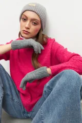 Guantes de punto de lana en color gris, con diseño clásico y puños acanalados.