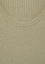 Vestido midi de punto acanalado en color verde oliva, con diseño entallado, cuello redondo escotado y manga larga.