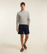 Bermuda masculina tipo boardshort, color azul marino, confeccionada en microfibra. Cuenta con cintura elástica, cordón ajustable y bolsillos.