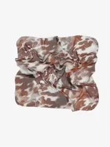 Pañuelo cuadrado de tela liviana con estampado multicolor en tonos marrones, blancos y naranjas con patrones geométricos y abstractos.