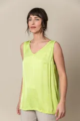 Musculosa de satén color fucsia, con escote en V y diseño holgado sin mangas.