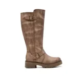 Bota marrón de caña alta con hebillas decorativas y suela track.