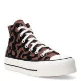 Championes de caña alta Converse modelo Chuck Taylor All Star Lift, con plataforma. Presentan un estampado animal print en tonos marrón y negro, cordones blancos y puntera de goma blanca.