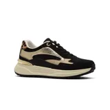 Sneaker de mujer color crema con detalles en dorado metalizado y beige. Presenta una suela gruesa y dentada de color marrón claro, y un detalle dorado brillante en el talón.
